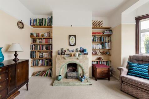 South View Drive, E18