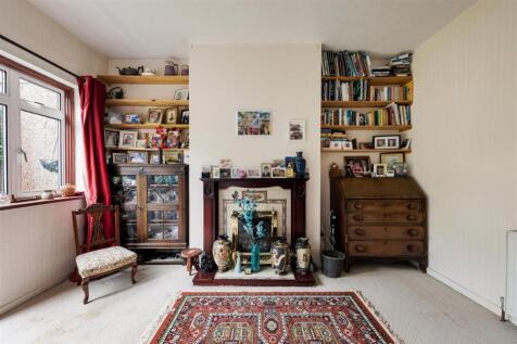 South View Drive, E18