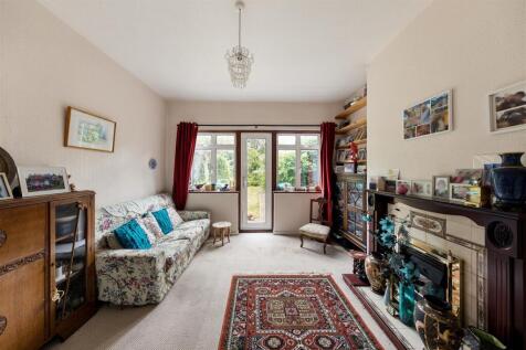 South View Drive, E18