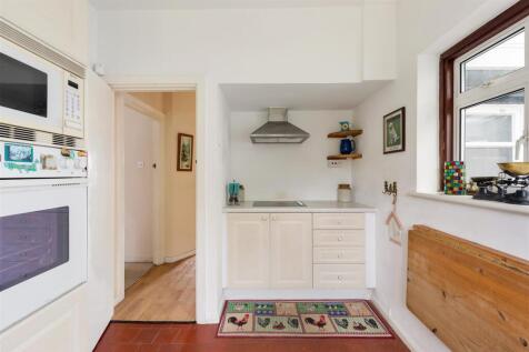 South View Drive, E18