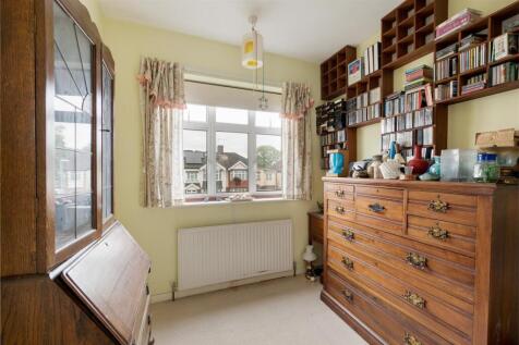South View Drive, E18