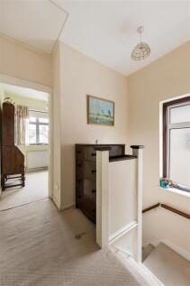 South View Drive, E18