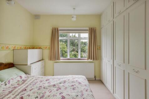 South View Drive, E18
