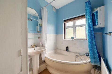 South View Drive, E18