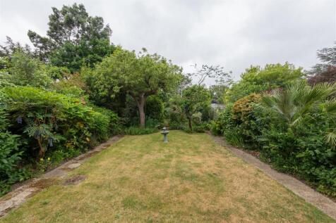 South View Drive, E18