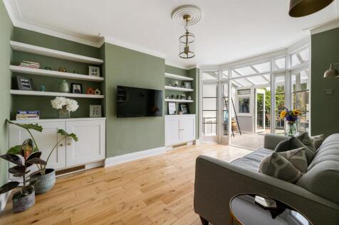 Chigwell Road, E18