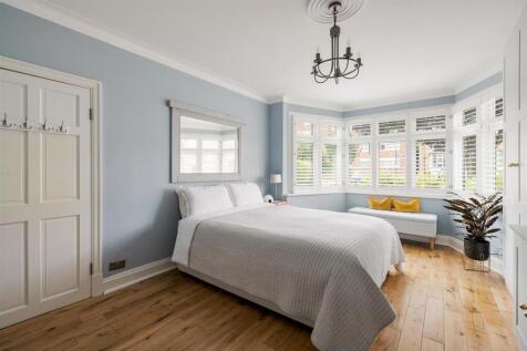Chigwell Road, E18