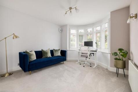 Chigwell Road, E18