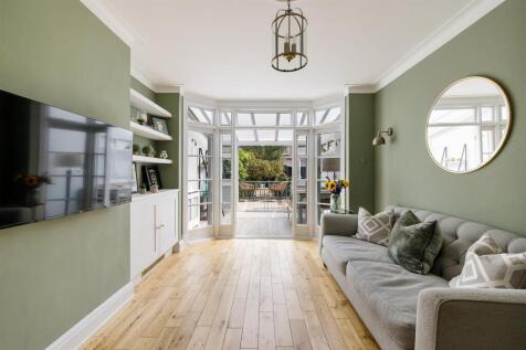 Chigwell Road, E18