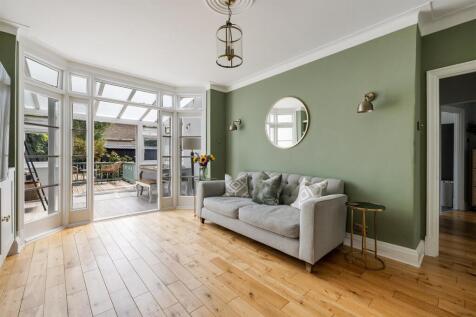 Chigwell Road, E18