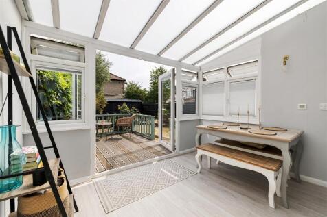 Chigwell Road, E18