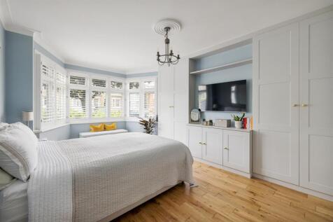 Chigwell Road, E18