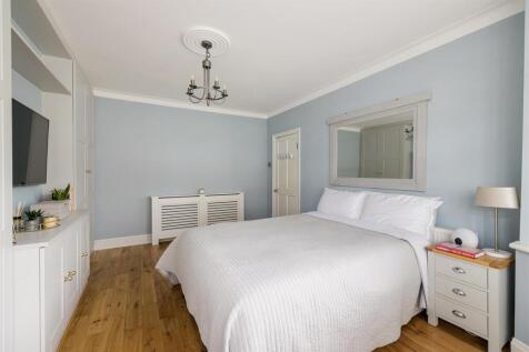 Chigwell Road, E18
