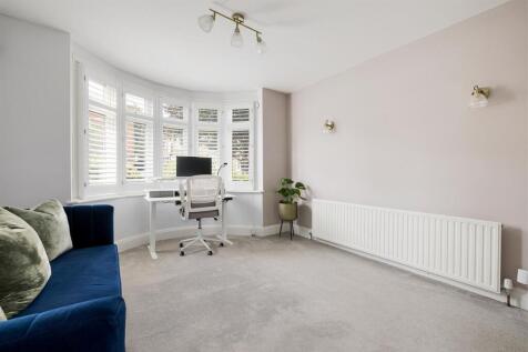 Chigwell Road, E18