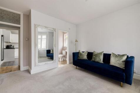 Chigwell Road, E18