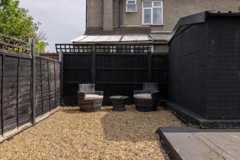 Chigwell Road, E18