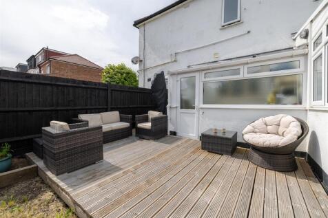 Chigwell Road, E18