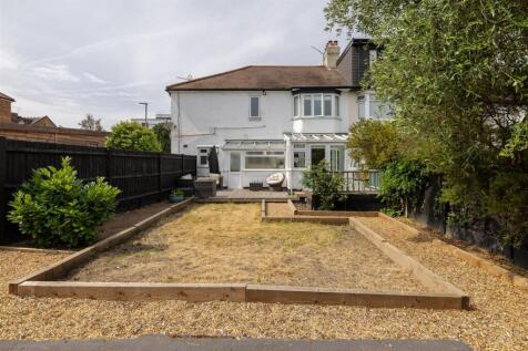 Chigwell Road, E18