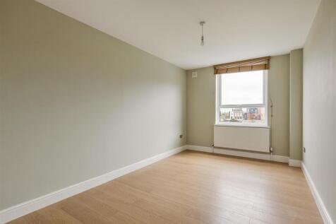 Eastwood Close, E18