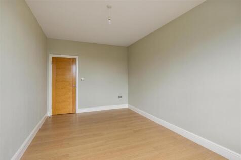 Eastwood Close, E18