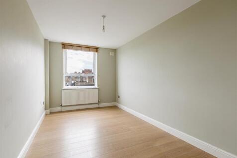Eastwood Close, E18