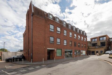 Eastwood Close, E18