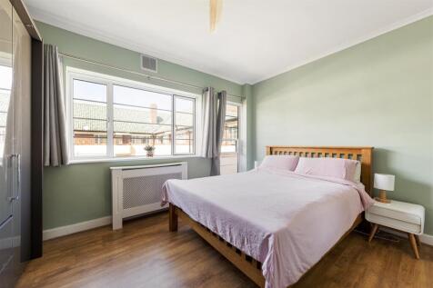 Woodford Road, E18