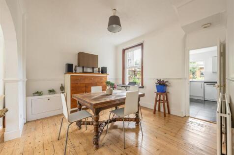 Woodville Road E18