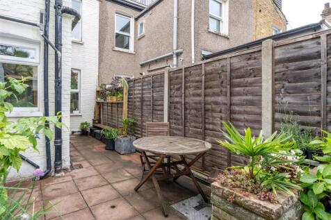 Woodville Road E18