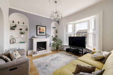 Grove Crescent, E18