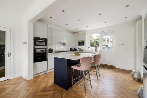 Grove Crescent, E18