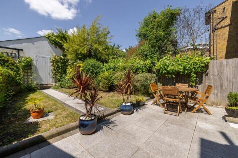 Grove Crescent, E18