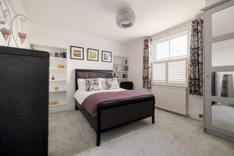 Grove Crescent, E18