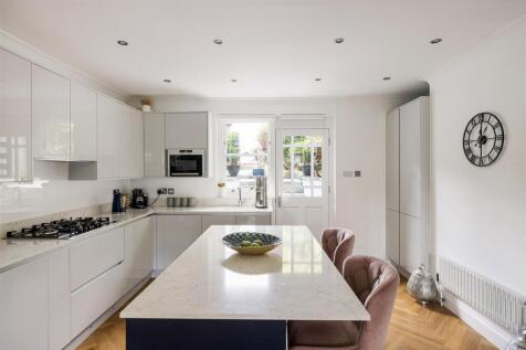 Grove Crescent, E18