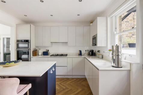 Grove Crescent, E18