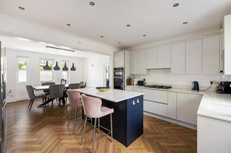 Grove Crescent, E18
