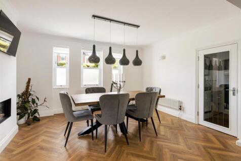 Grove Crescent, E18