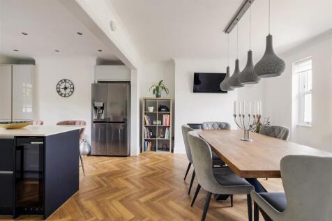 Grove Crescent, E18