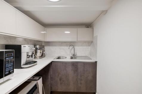 Grove Crescent, E18