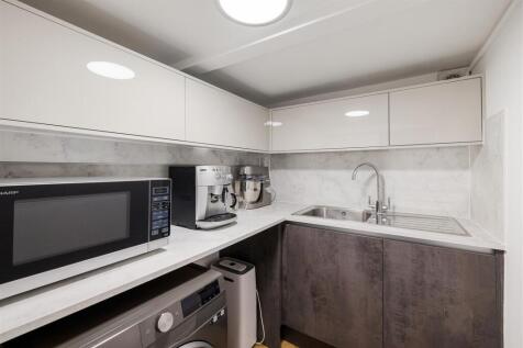 Grove Crescent, E18