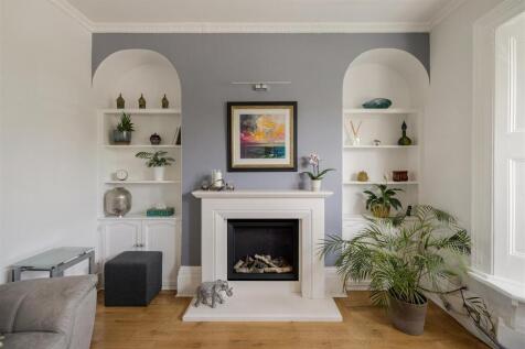 Grove Crescent, E18