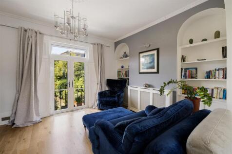 Grove Crescent, E18