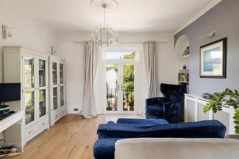 Grove Crescent, E18