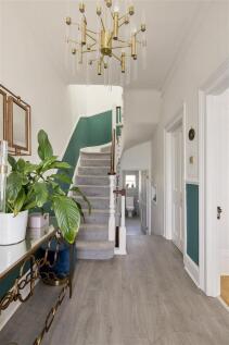 Grove Crescent, E18
