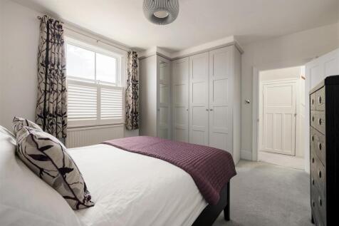 Grove Crescent, E18