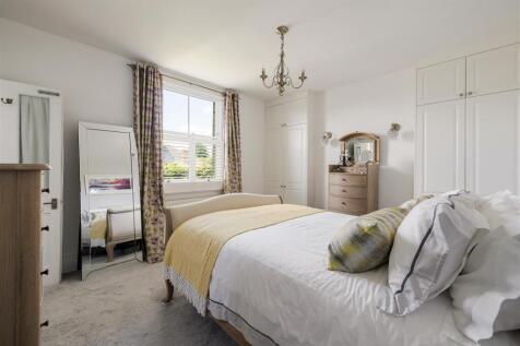 Grove Crescent, E18