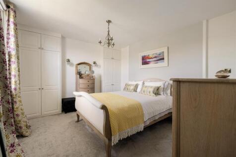Grove Crescent, E18