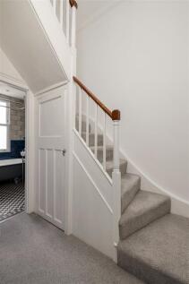 Grove Crescent, E18