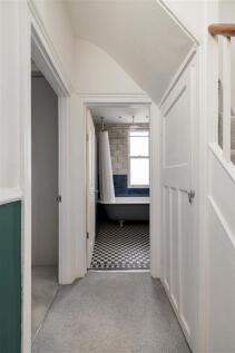 Grove Crescent, E18