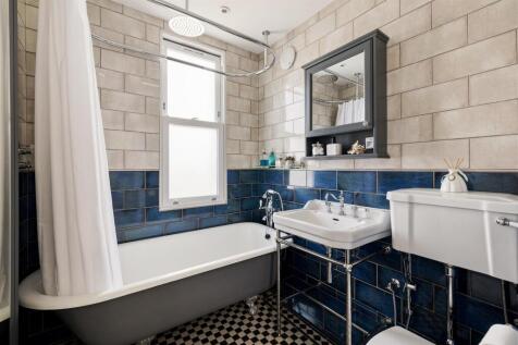 Grove Crescent, E18